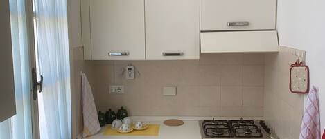 Een magnetron, een oven, een kookplaat