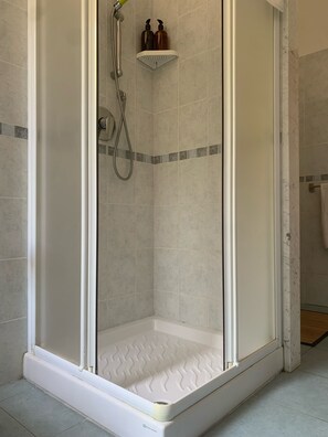 Dusche, Haartrockner, Bidet, Handtücher