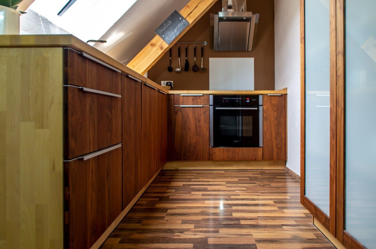 Een koelkast, een oven, een kookplaat, een vaatwasser
