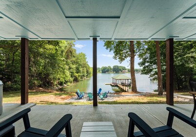 Lake Days by AvantStay | Hot Tub + Firepit + Game Room & Private Dock Access