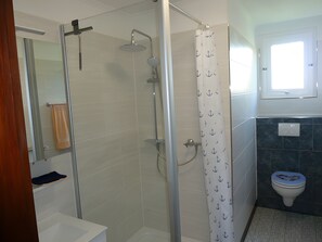 Douche, sèche-cheveux, serviettes fournies