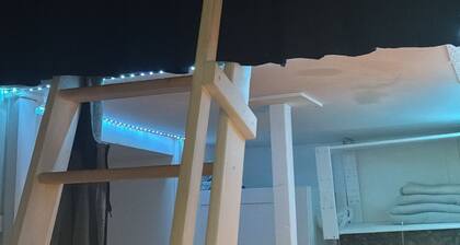 Loft bed apartment in welcoming Berlin with WiFi, AC, washer,