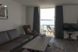 Fernseher, DVD-Player, Stereoanlage