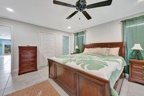 3 bedrooms, desk, iron/ironing board, travel crib - Sunny Waterfront Key Colony 3BR 3BA Villa w/ Dock (Key Colony Beach)