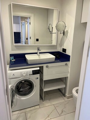 Dusche, Haartrockner, Handtücher, Seife