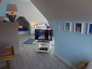 2 bedrooms, desk, iron/ironing board, WiFi