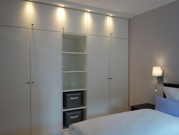 2 bedrooms, desk, iron/ironing board, WiFi