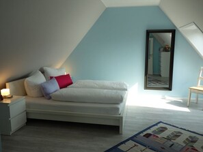 2 bedrooms, desk, iron/ironing board, WiFi