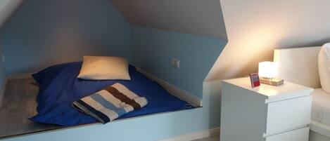 Een bureau, een strijkplank/strijkijzer, wifi, beddengoed