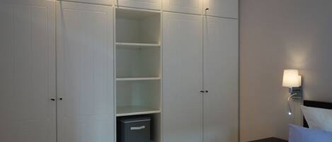 2 dormitorios, escritorio, tabla de planchar con plancha y wifi