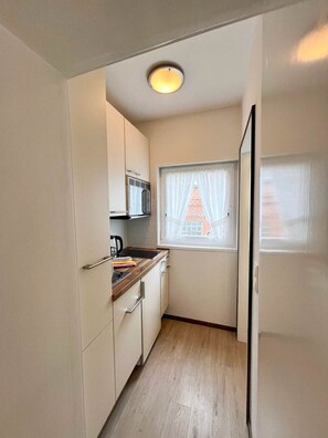 Fridge, microwave, stovetop, coffee/tea maker