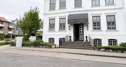 House Friesland - Apartment 2 - An urban villa with spacious and tasteful