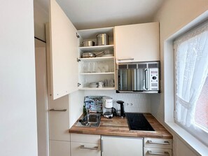 Refrigerador, microondas, parrilla de estufa y cafetera y tetera