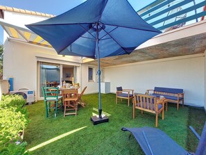 Outdoor dining - Les Terrasses du Lac by Interhome (Port Camargue)