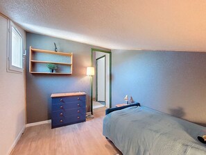 2 bedrooms, desk, Internet