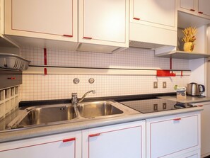Jääkaappi, mikroaaltouuni, keittoastiat/astiat/ruokailuvälineet