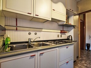 Kühlschrank, Mikrowelle, Kochgeschirr/Geschirr/Besteck