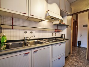 Réfrigérateur, four à micro-ondes, vaisselle et ustensiles