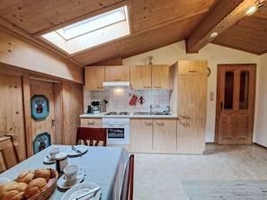 Kühlschrank, Mikrowelle, Ofen, Kochgeschirr/Geschirr/Besteck