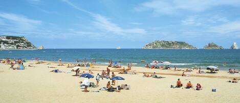 Una spiaggia nelle vicinanze