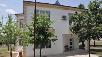 Vista frontal de la propiedad