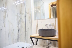 Standard Double Room | Bilik Mandi | Pancuran mandi, pengering rambut, tuala disediakan, sabun 