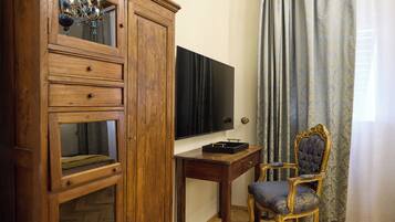 Quarto casal standard | Escrivaninha, cortinas blackout, ferros/tábuas de passar roupa