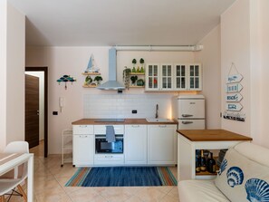 Jääkaappi, mikroaaltouuni, astianpesukone