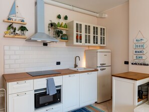 Fridge, microwave, dishwasher, cookware/dishes/utensils