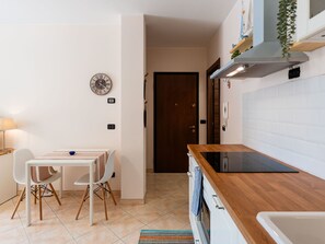 Fridge, microwave, dishwasher, cookware/dishes/utensils