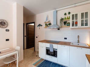 Fridge, microwave, dishwasher, cookware/dishes/utensils