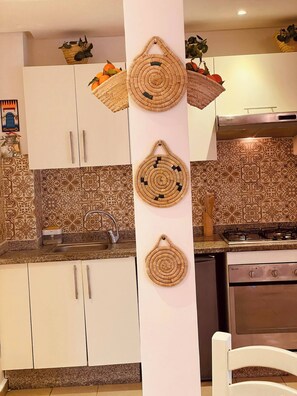 Geladeira, fogão, cooktop, cafeteira/chaleira