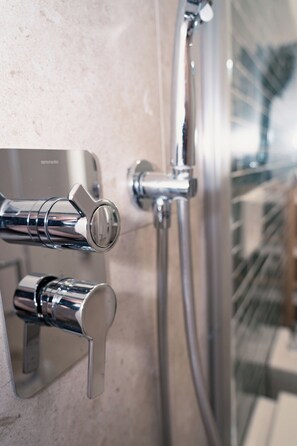 Shower, hair dryer, bidet, towels