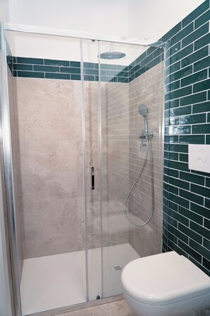 Douche, sèche-cheveux, bidet, serviettes fournies