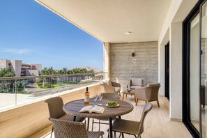 Outdoor dining - Family Friendly APT 17 ocean view, 3BR, 6 pax (San José del Cabo)