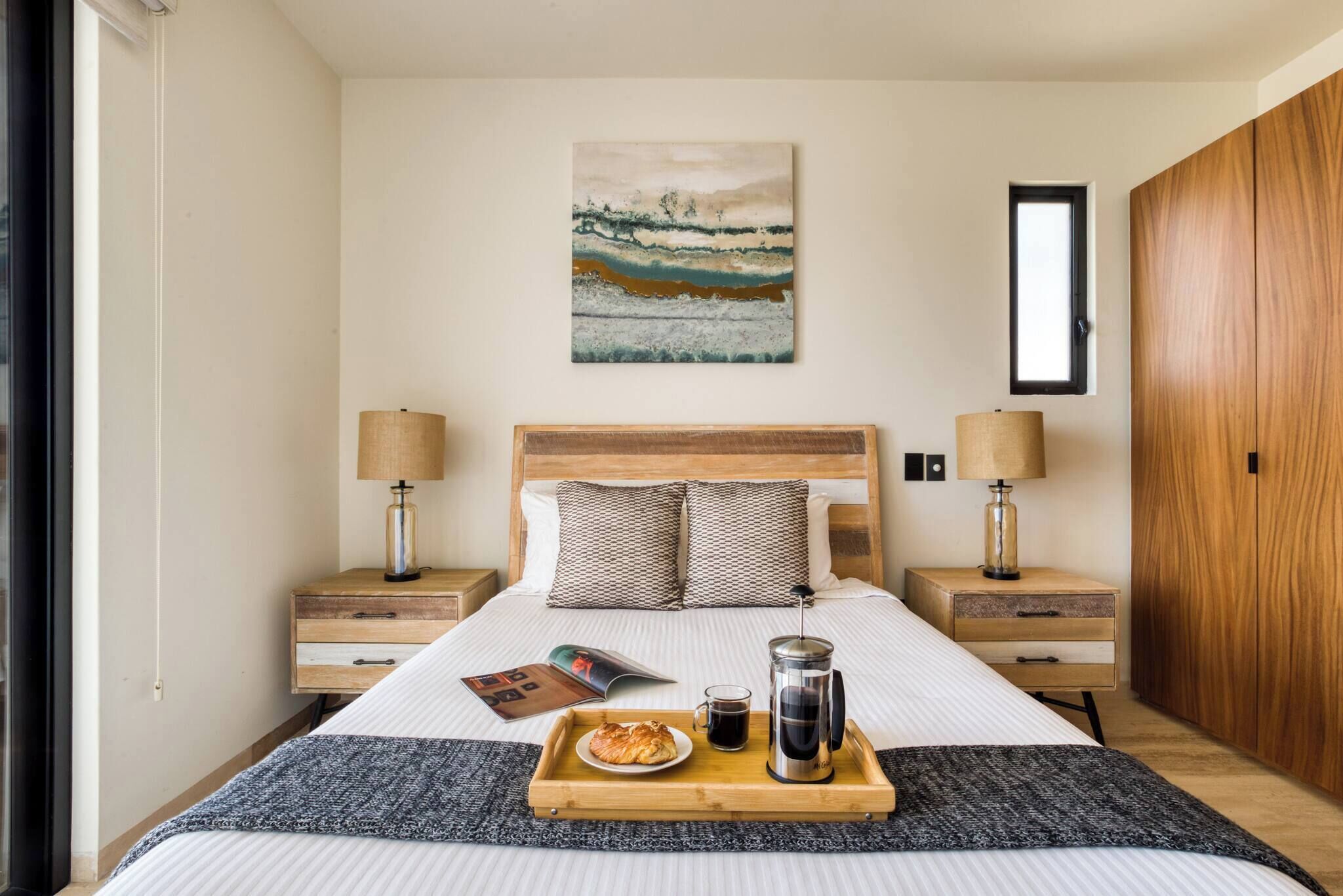 6 bedrooms, iron/ironing board, internet, bed sheets