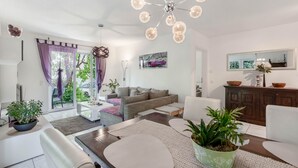 Una sala de estar moderna con un sofá, una mesa de centro y un comedor.