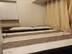 1 bedroom, Internet, bed sheets - Charming Iloilo City Condo Room for Rent with City Views (Iloilo City)