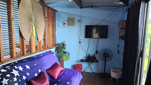 TV, books - Oceanfront Guest House (Puerto Galera)