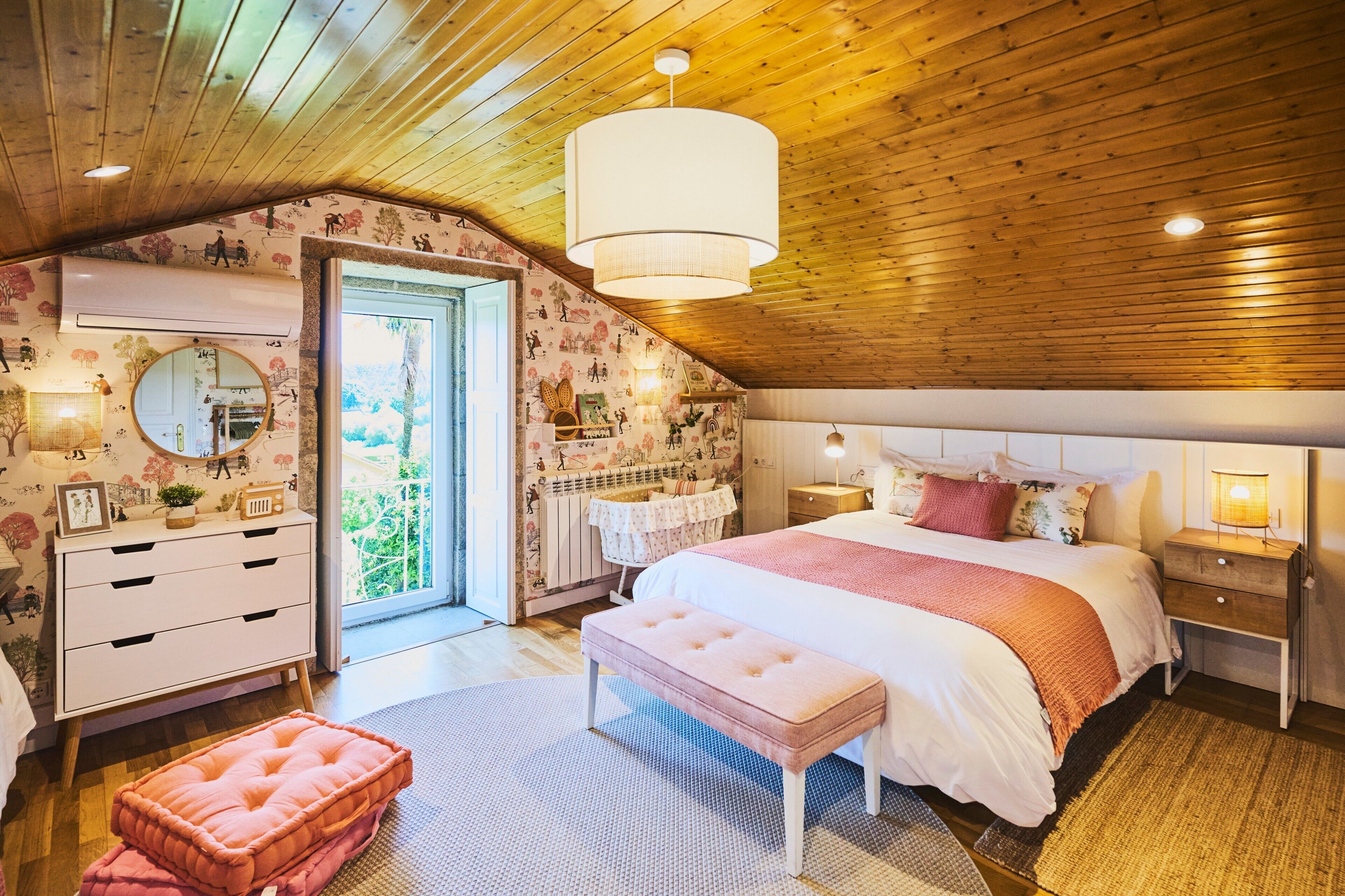 7 bedrooms, iron/ironing board, WiFi, bed sheets