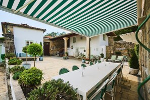 Outdoor dining - The House of the Barbazanes (Brión)