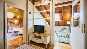 7 bedrooms, iron/ironing board, WiFi, bed sheets