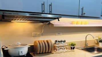 Refrigerador, parrilla de estufa y utensilios de cocina