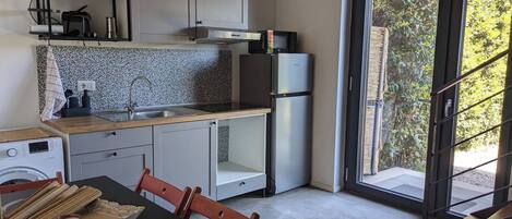 Refrigerador, microondas y utensilios de cocina