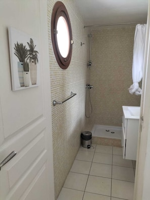 Douche, sĂšche-cheveux, serviettes fournies, savon
