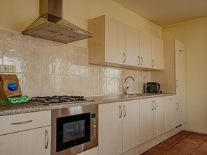Fridge, dishwasher, cookware/dishes/utensils