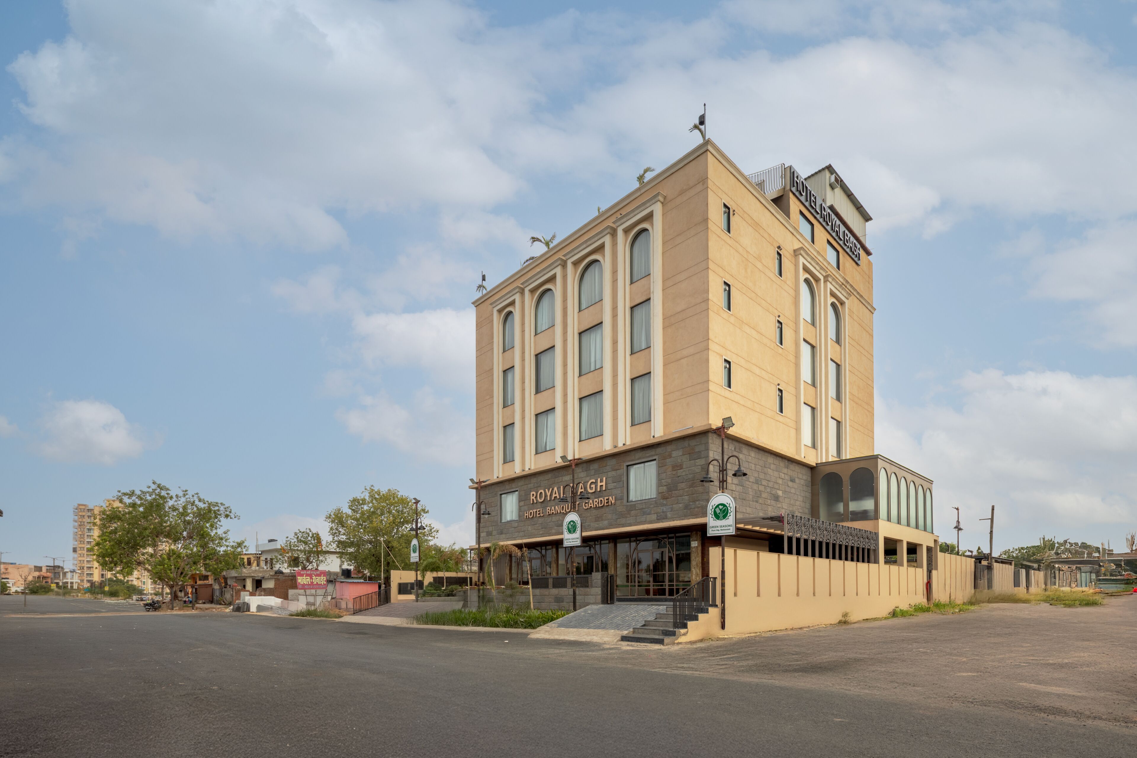 Un hotel con un letrero llamativo que dice "ROYAL HIGH HOTEL BANQUIARD GARDEN".