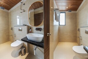 Regadera, secadora de cabello, toallas, jabón 