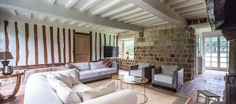 Les Hêtres
7 CH, 7 SdB, 17,000M2 de jardin clos + Piscine de 12M
