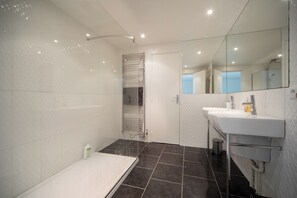 Towels, shampoo, toilet paper
